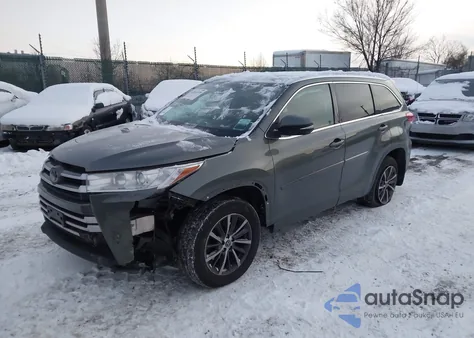2018 Toyota Highlander Xle z USA, uszkodzony, nr VIN 5TDJZRFHXJS870221